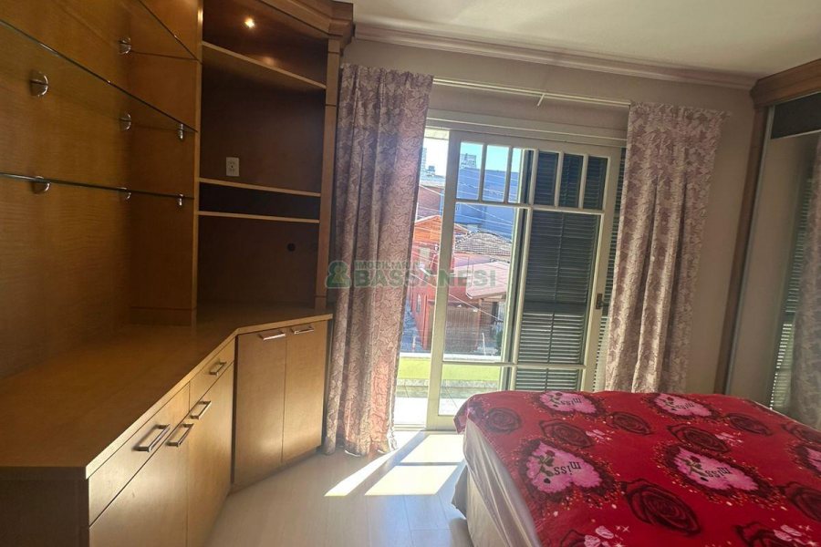 Casa com 250m², 3 dormitórios, 2 vagas, no bairro São Leopoldo em Caxias do Sul para Comprar