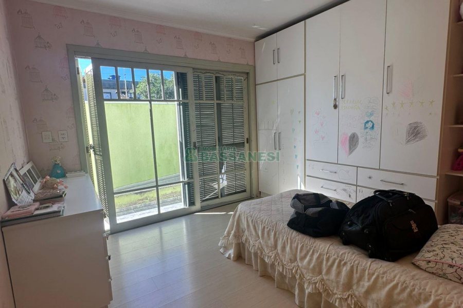 Casa com 250m², 3 dormitórios, 2 vagas, no bairro São Leopoldo em Caxias do Sul para Comprar