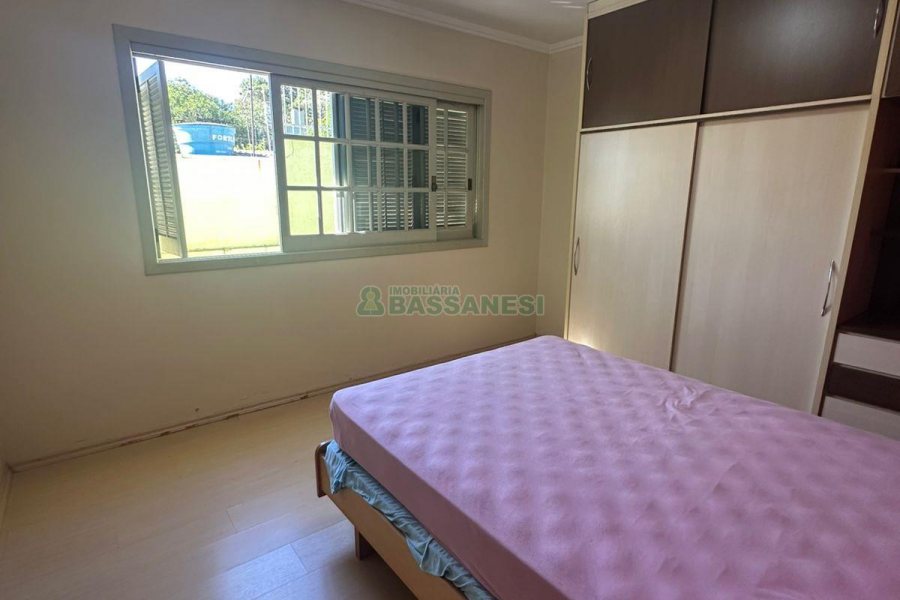 Casa com 250m², 3 dormitórios, 2 vagas, no bairro São Leopoldo em Caxias do Sul para Comprar