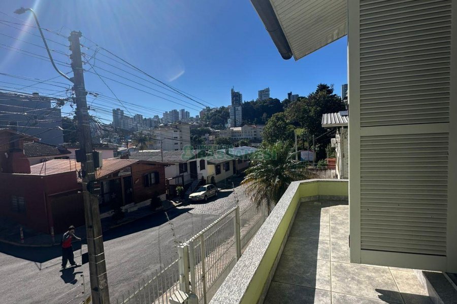 Casa com 250m², 3 dormitórios, 2 vagas, no bairro São Leopoldo em Caxias do Sul para Comprar