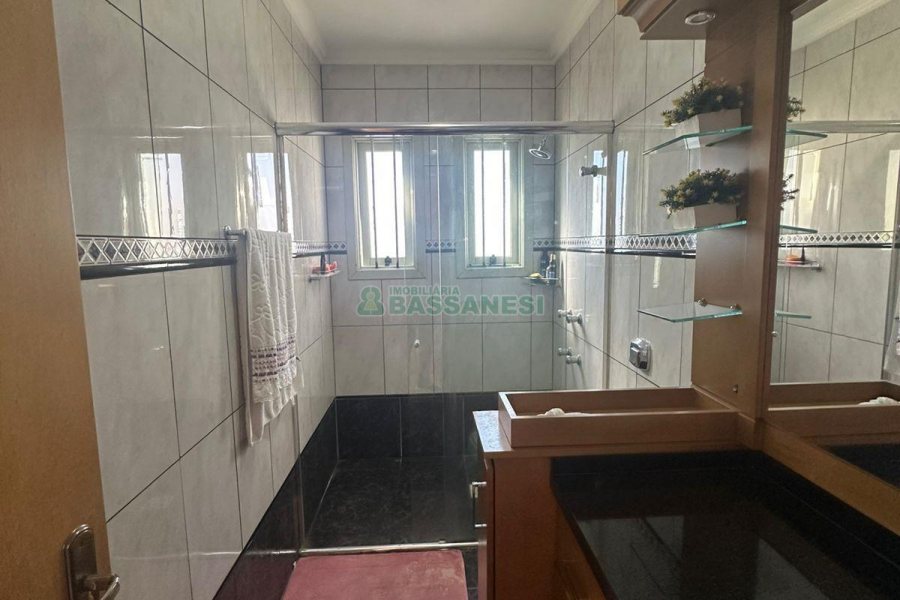 Casa com 250m², 3 dormitórios, 2 vagas, no bairro São Leopoldo em Caxias do Sul para Comprar