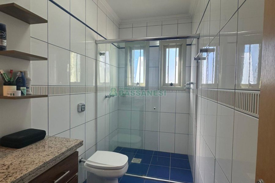 Casa com 250m², 3 dormitórios, 2 vagas, no bairro São Leopoldo em Caxias do Sul para Comprar