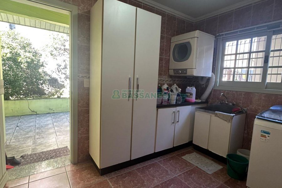 Casa com 250m², 3 dormitórios, 2 vagas, no bairro São Leopoldo em Caxias do Sul para Comprar