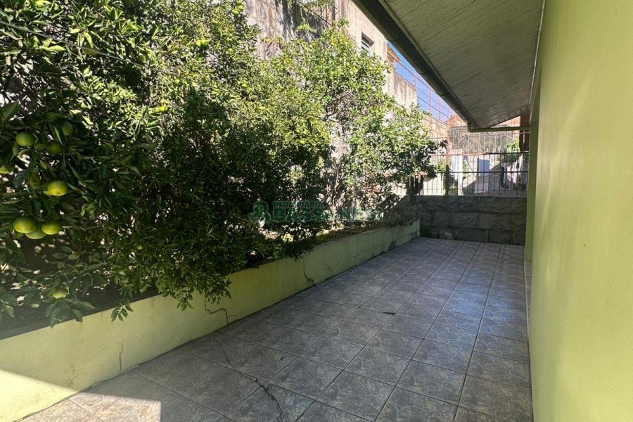 Casa com 250m², 3 dormitórios, 2 vagas, no bairro São Leopoldo em Caxias do Sul para Comprar