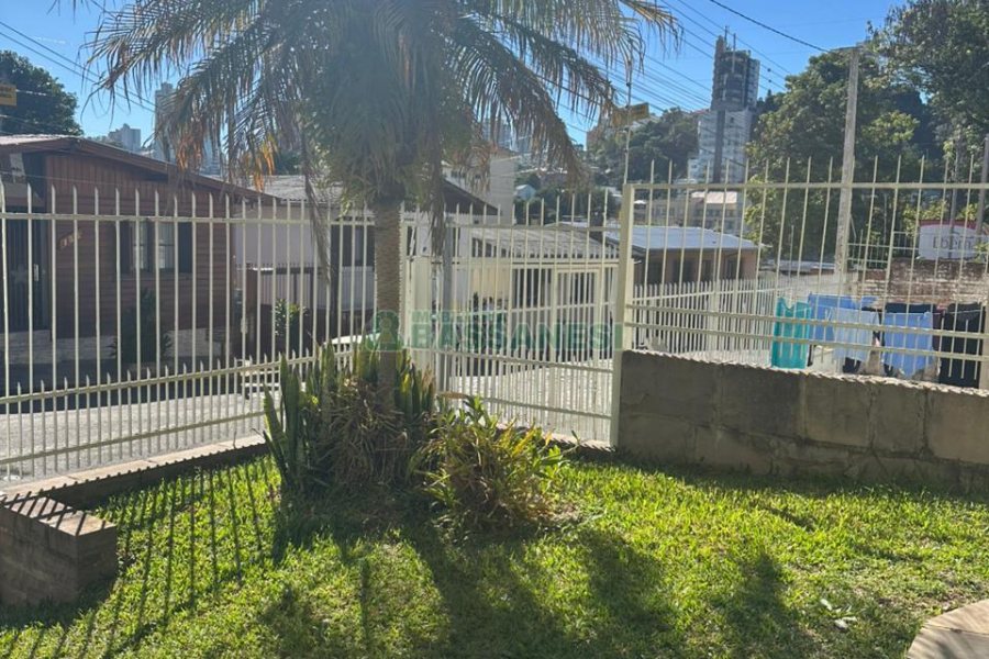 Casa com 250m², 3 dormitórios, 2 vagas, no bairro São Leopoldo em Caxias do Sul para Comprar