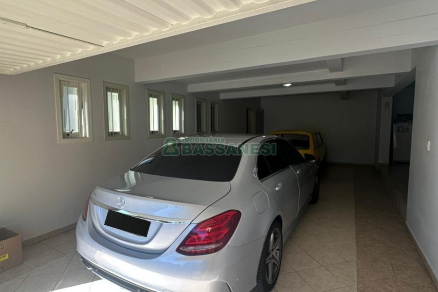 Casa com 250m², 3 dormitórios, 2 vagas, no bairro São Leopoldo em Caxias do Sul para Comprar