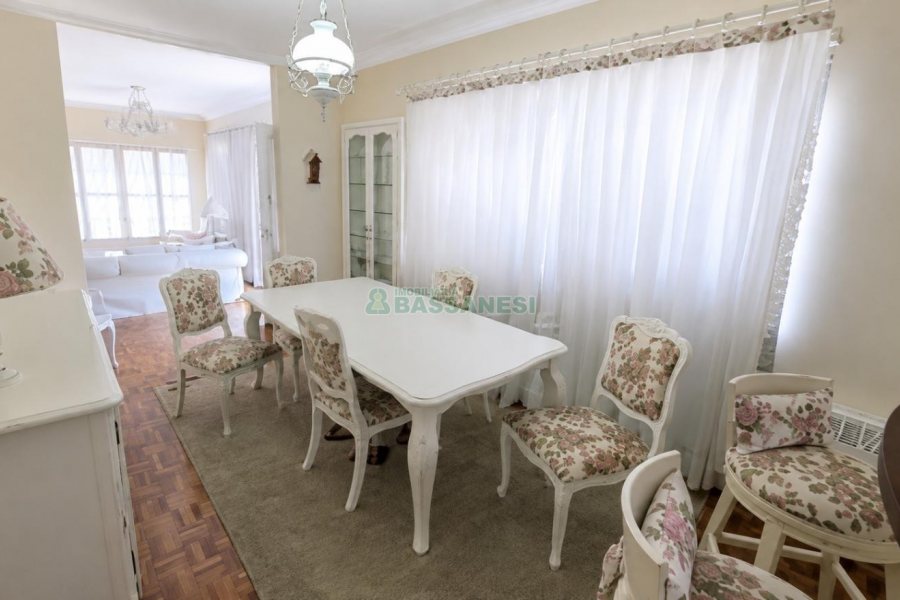 Casa Mobiliada com 120m², 3 dormitórios, 2 vagas, no bairro Santa Catarina em Caxias do Sul para Alugar