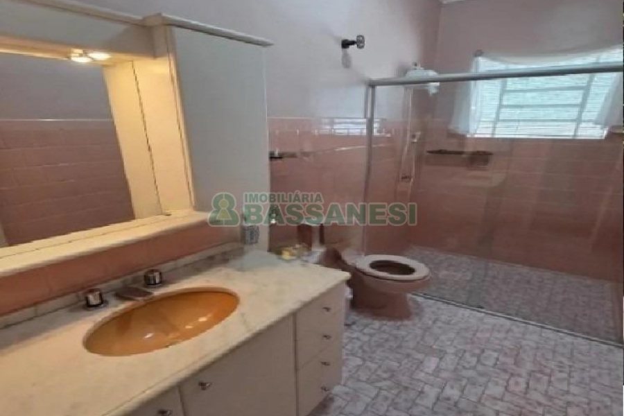 Casa Mobiliada com 120m², 3 dormitórios, 2 vagas, no bairro Santa Catarina em Caxias do Sul para Alugar