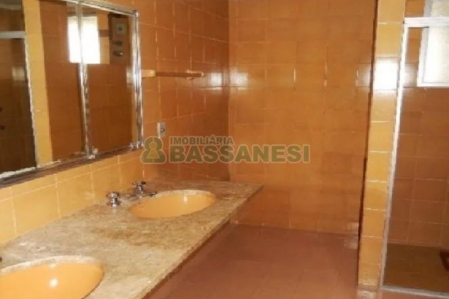 Apartamento com 110m², 3 dormitórios, 2 vagas, no bairro Centro em Caxias do Sul para Alugar