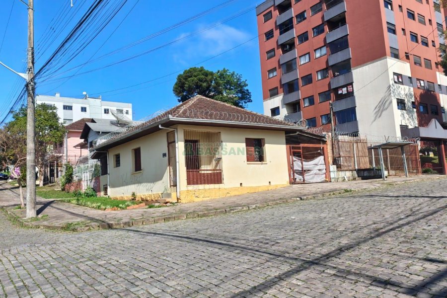 Casa com 76m², 3 dormitórios, 1 vaga, no bairro Marechal Floriano em Caxias do Sul para Comprar