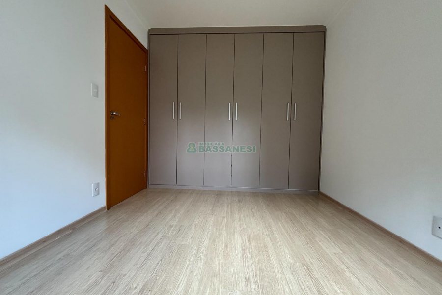 Apartamento com 93m², 3 dormitórios, 1 vaga, no bairro Madureira em Caxias do Sul para Alugar