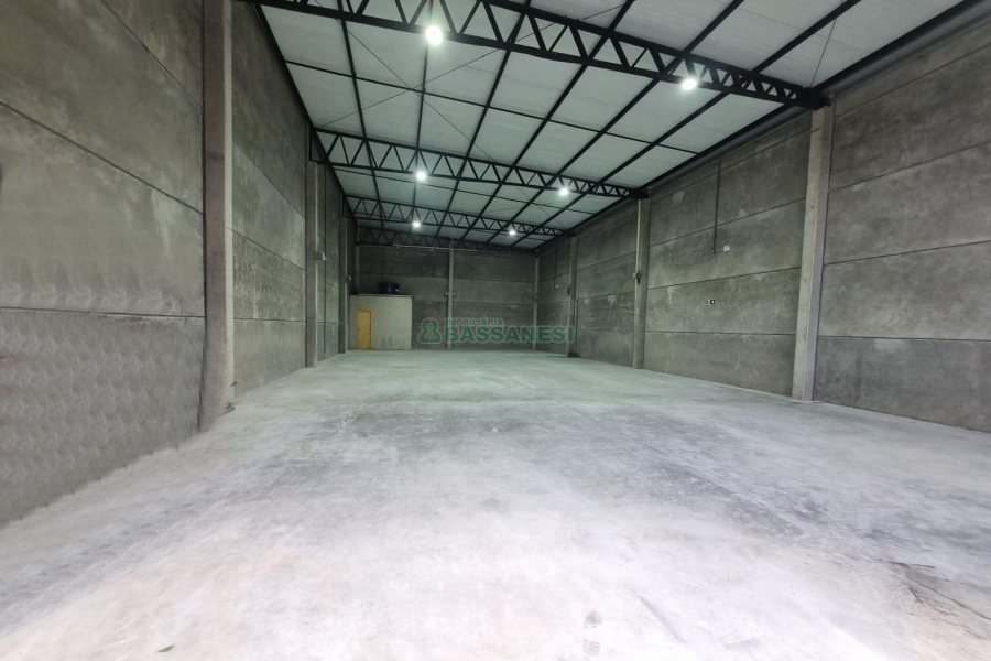Pavilhão com 288m², no bairro Desvio Rizzo em Caxias do Sul para Alugar