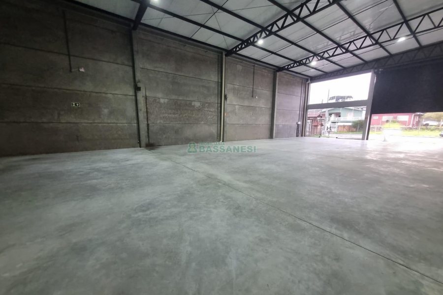 Pavilhão com 288m², no bairro Desvio Rizzo em Caxias do Sul para Alugar