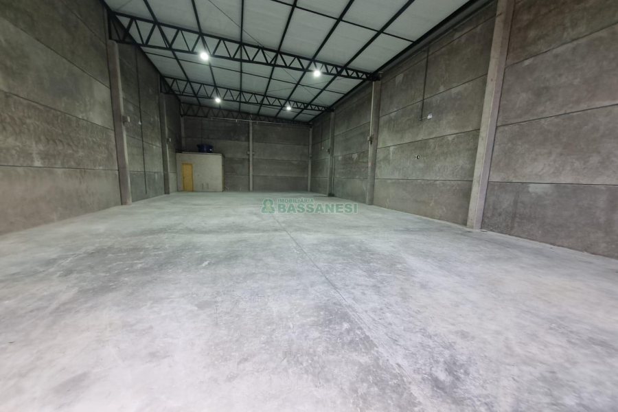 Pavilhão com 288m², no bairro Desvio Rizzo em Caxias do Sul para Alugar