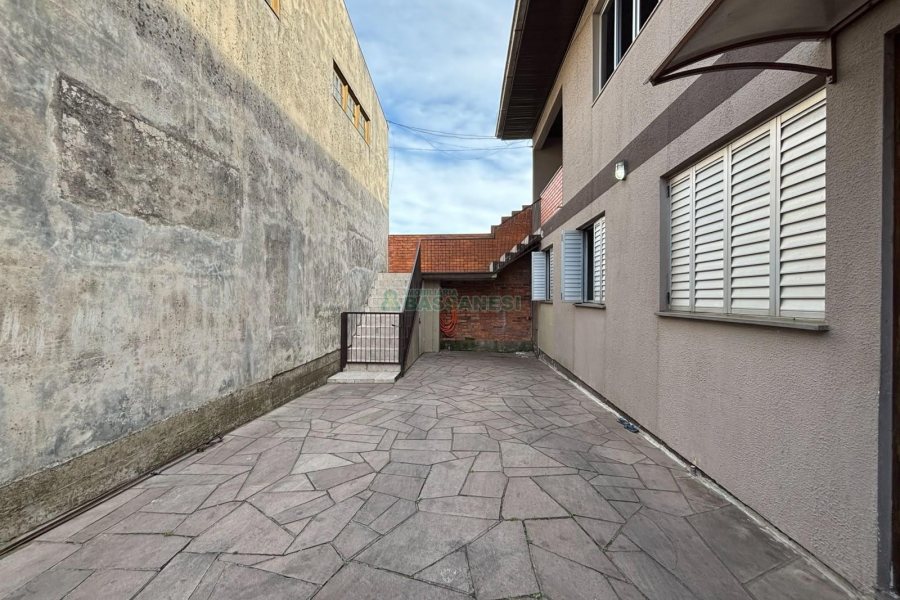 Casa com 82m², 3 dormitórios, 3 vagas, no bairro Serrano em Caxias do Sul para Alugar
