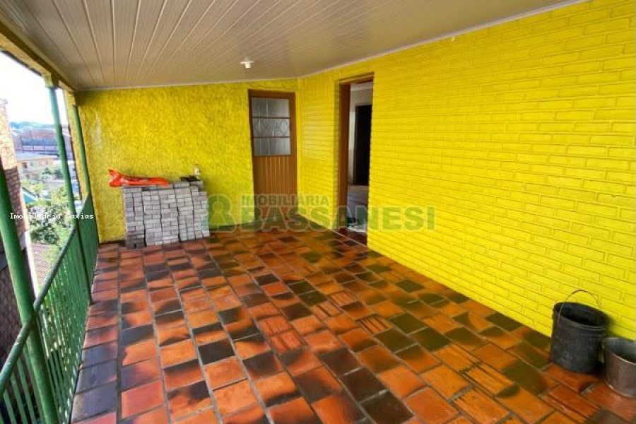 Casa com 100m², 2 dormitórios, 1 vaga, no bairro Medianeira em Caxias do Sul para Comprar