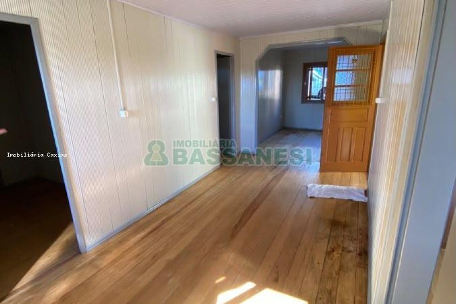 Casa com 100m², 2 dormitórios, 1 vaga, no bairro Medianeira em Caxias do Sul para Comprar