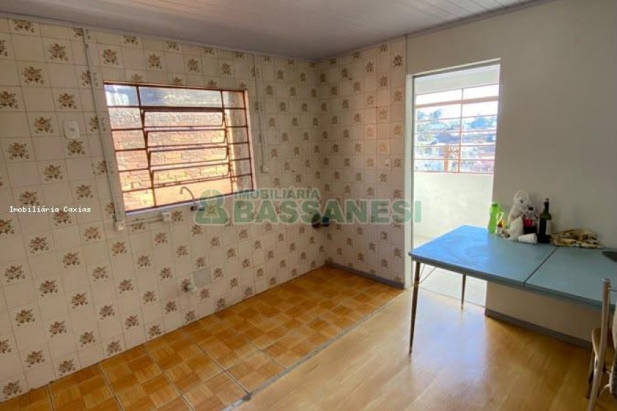 Casa com 100m², 2 dormitórios, 1 vaga, no bairro Medianeira em Caxias do Sul para Comprar