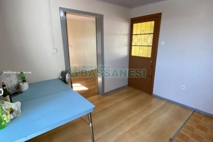 Casa com 100m², 2 dormitórios, 1 vaga, no bairro Medianeira em Caxias do Sul para Comprar