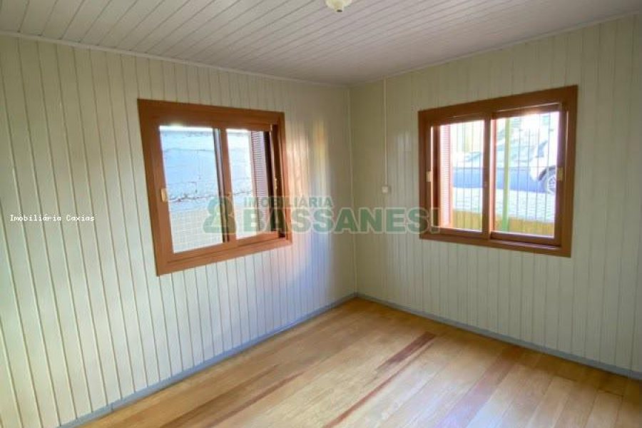 Casa com 100m², 2 dormitórios, 1 vaga, no bairro Medianeira em Caxias do Sul para Comprar