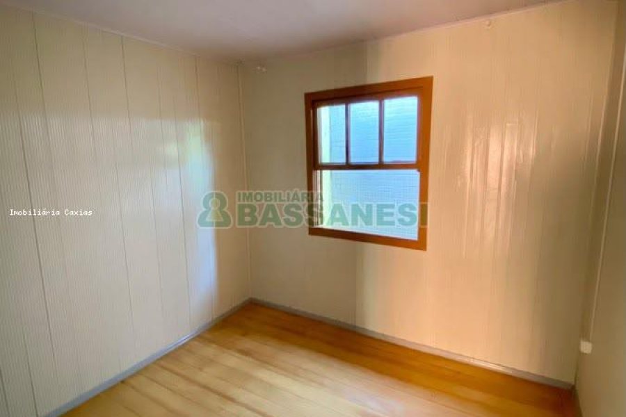 Casa com 100m², 2 dormitórios, 1 vaga, no bairro Medianeira em Caxias do Sul para Comprar