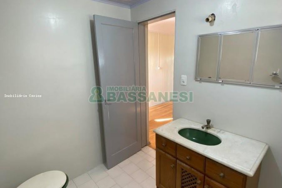 Casa com 100m², 2 dormitórios, 1 vaga, no bairro Medianeira em Caxias do Sul para Comprar