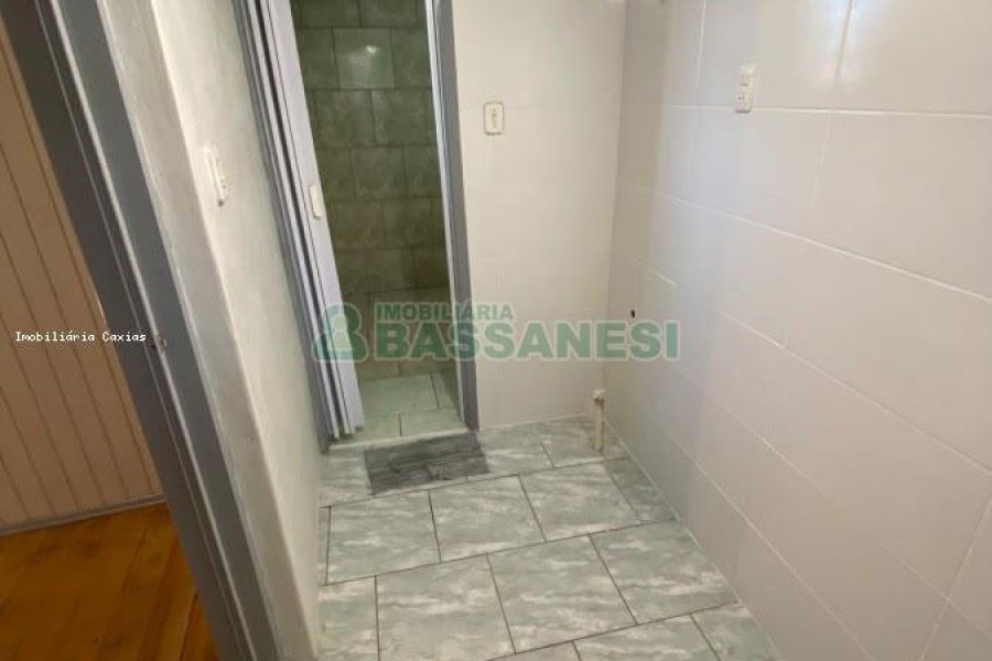 Casa com 100m², 2 dormitórios, 1 vaga, no bairro Medianeira em Caxias do Sul para Comprar