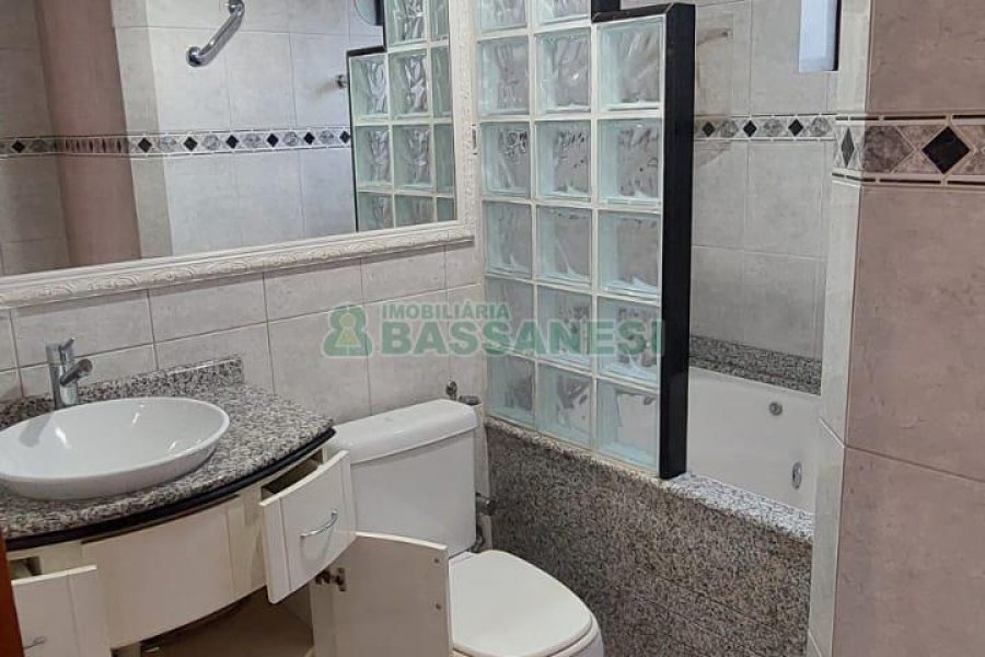 Apartamento com 106m², 3 dormitórios, 1 vaga, no bairro Centro em Caxias do Sul para Alugar