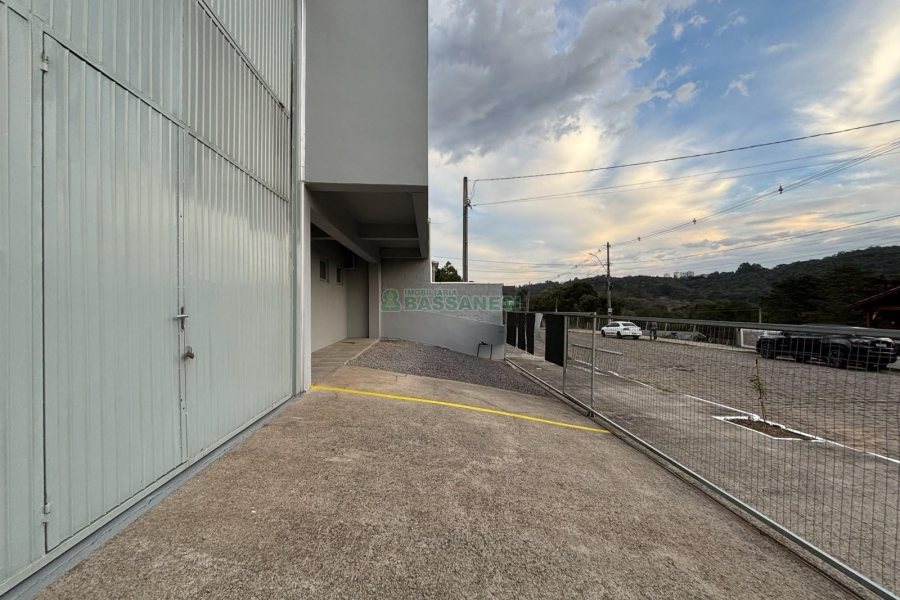 Pavilhão com 344m², no bairro Ana Rech em Caxias do Sul para Alugar