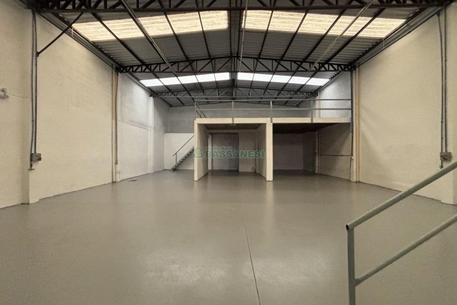 Pavilhão com 344m², no bairro Ana Rech em Caxias do Sul para Alugar