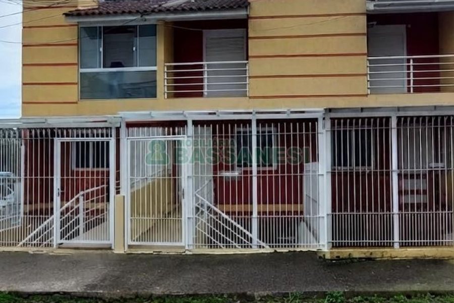 Sobrado com 60m², 2 dormitórios, 2 vagas, no bairro Cidade Nova em Caxias do Sul para Alugar