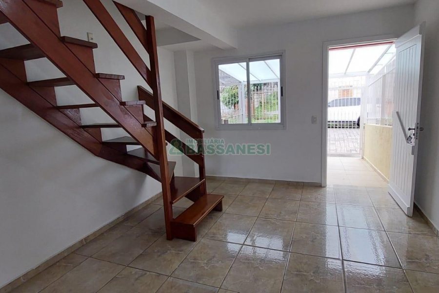 Sobrado com 60m², 2 dormitórios, 2 vagas, no bairro Cidade Nova em Caxias do Sul para Alugar