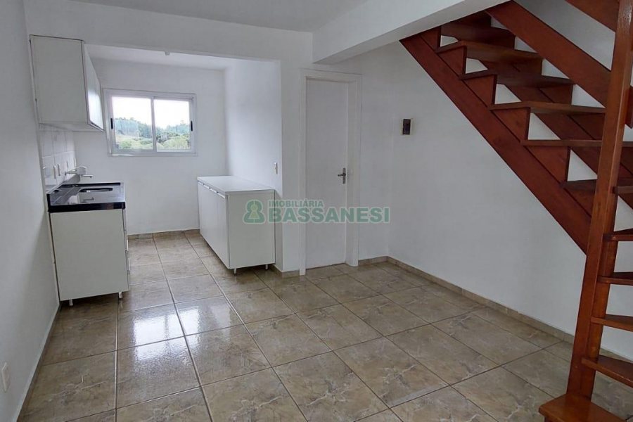 Sobrado com 60m², 2 dormitórios, 2 vagas, no bairro Cidade Nova em Caxias do Sul para Alugar