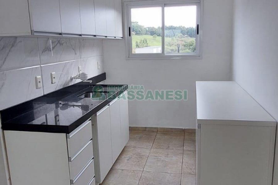 Sobrado com 60m², 2 dormitórios, 2 vagas, no bairro Cidade Nova em Caxias do Sul para Alugar