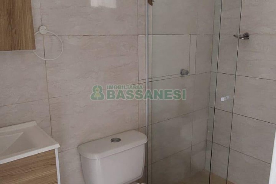 Sobrado com 60m², 2 dormitórios, 2 vagas, no bairro Cidade Nova em Caxias do Sul para Alugar