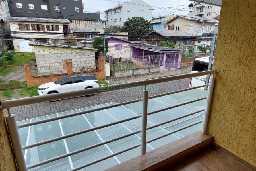 Sobrado com 60m², 2 dormitórios, 2 vagas, no bairro Cidade Nova em Caxias do Sul para Alugar