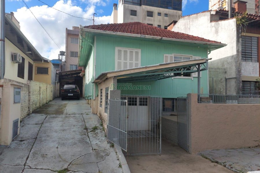 Casa com 253m², 5 dormitórios, no bairro São Leopoldo em Caxias do Sul para Comprar