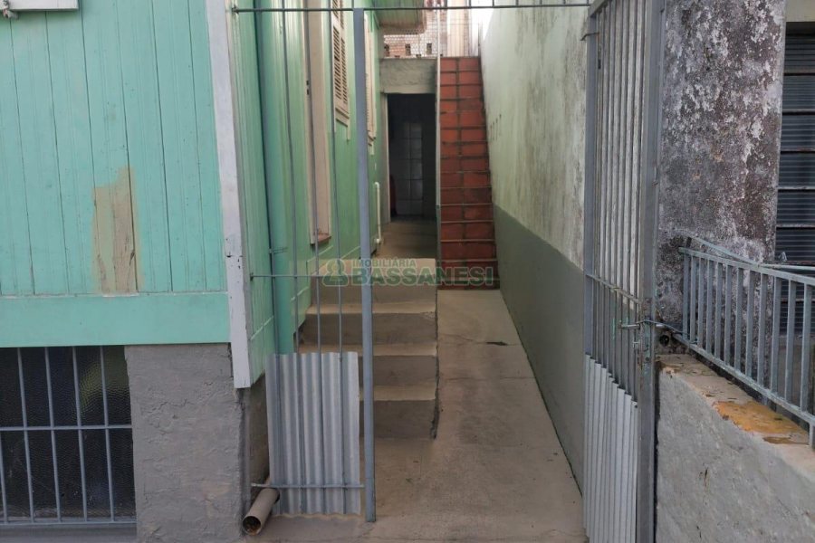 Casa com 253m², 5 dormitórios, no bairro São Leopoldo em Caxias do Sul para Comprar