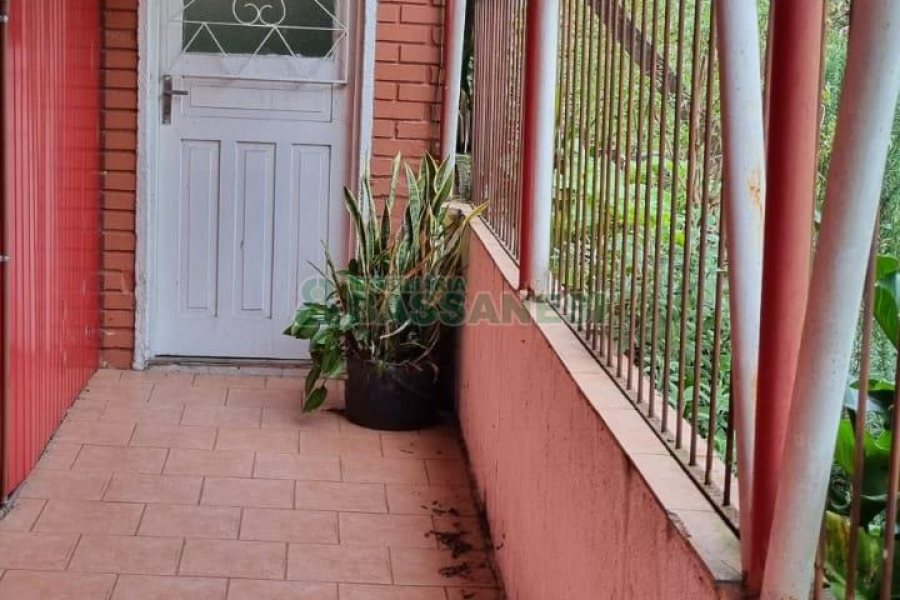 Casa com 100m², 3 dormitórios, 1 vaga, no bairro Panazzolo em Caxias do Sul para Comprar