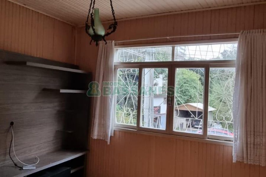 Casa com 100m², 3 dormitórios, 1 vaga, no bairro Panazzolo em Caxias do Sul para Comprar