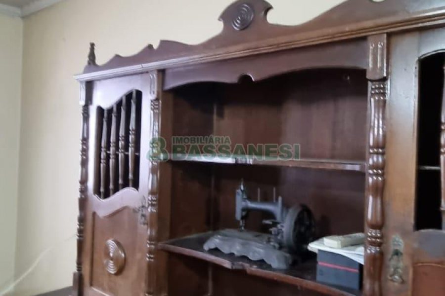 Casa com 100m², 3 dormitórios, 1 vaga, no bairro Panazzolo em Caxias do Sul para Comprar