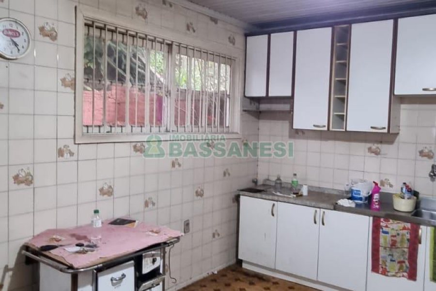 Casa com 100m², 3 dormitórios, 1 vaga, no bairro Panazzolo em Caxias do Sul para Comprar