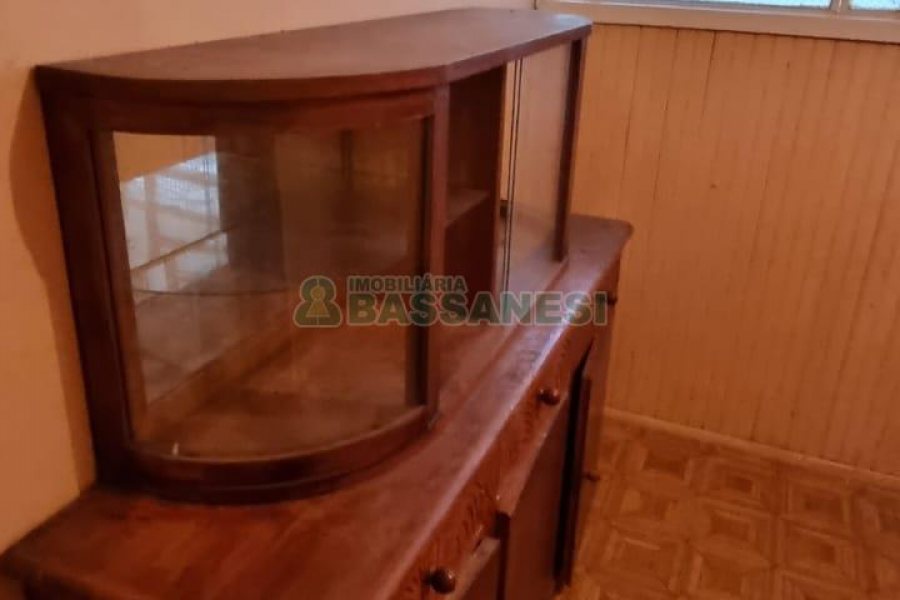 Casa com 100m², 3 dormitórios, 1 vaga, no bairro Panazzolo em Caxias do Sul para Comprar