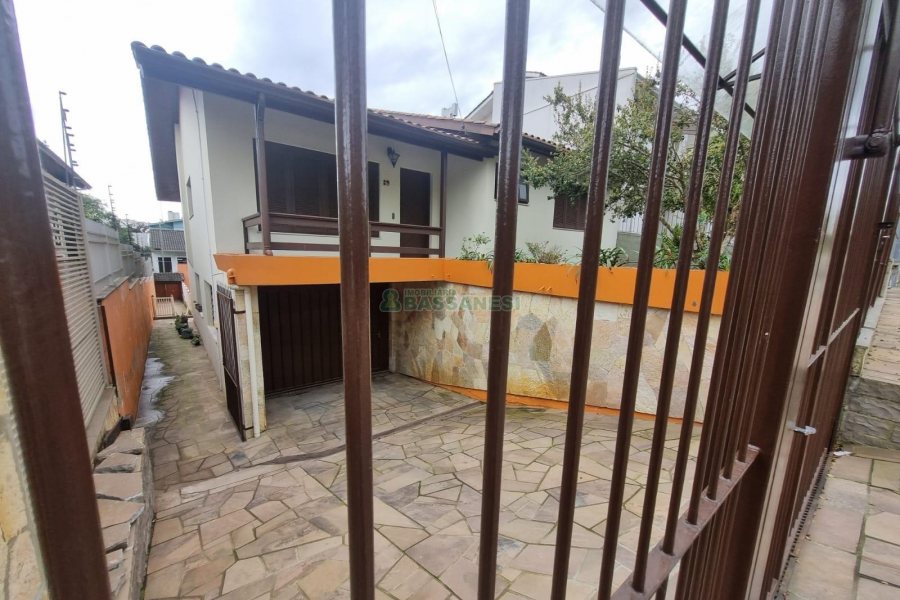 Casa com 270m², 3 dormitórios, 1 vaga, no bairro Bela Vista em Caxias do Sul para Alugar