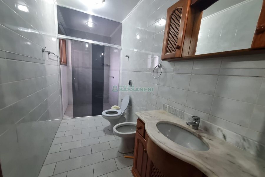 Casa com 270m², 3 dormitórios, 1 vaga, no bairro Bela Vista em Caxias do Sul para Alugar