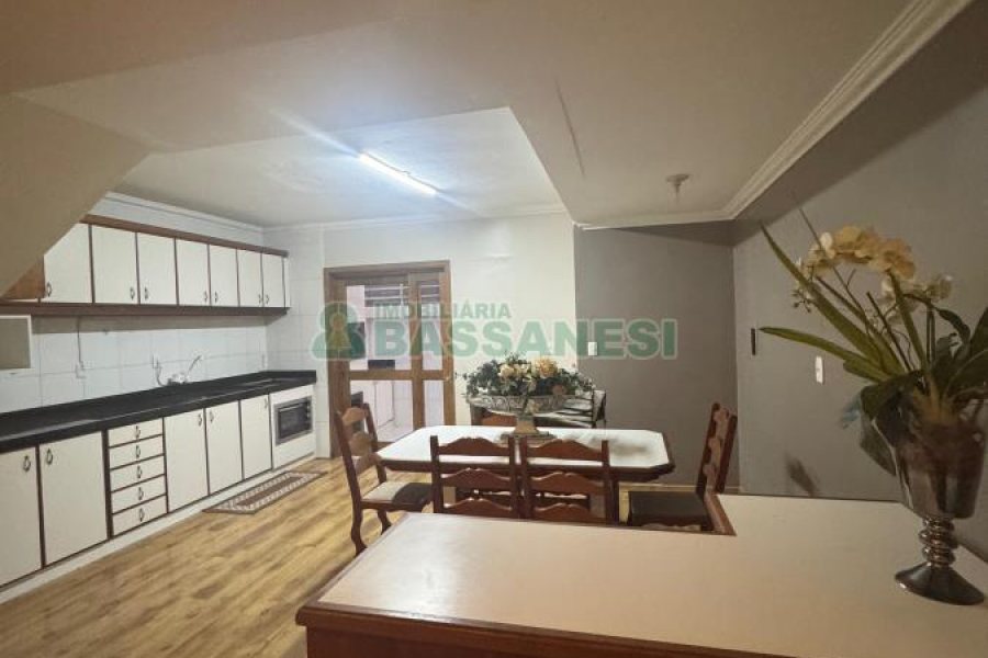 Sobrado Mobiliado com 105m², 2 dormitórios, 2 vagas, no bairro Santa Catarina em Caxias do Sul para Alugar