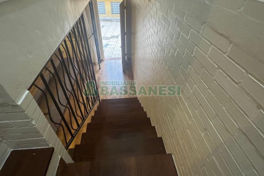 Sobrado Mobiliado com 105m², 2 dormitórios, 2 vagas, no bairro Santa Catarina em Caxias do Sul para Alugar