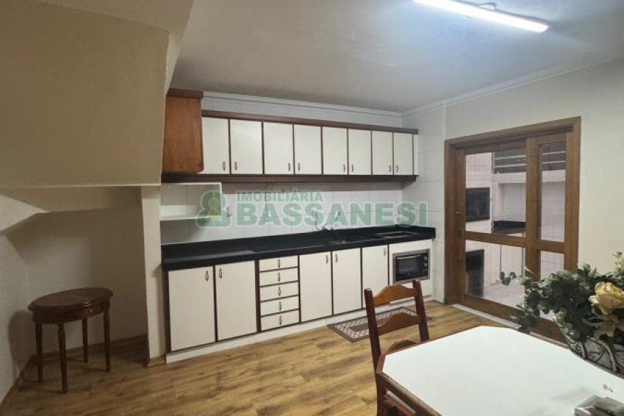 Sobrado Mobiliado com 105m², 2 dormitórios, 2 vagas, no bairro Santa Catarina em Caxias do Sul para Alugar