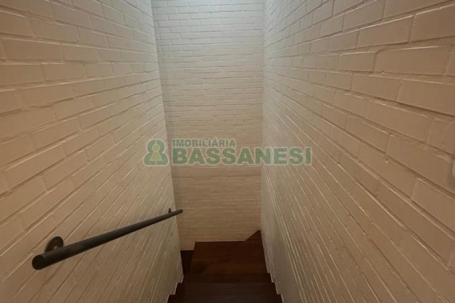 Sobrado Mobiliado com 105m², 2 dormitórios, 2 vagas, no bairro Santa Catarina em Caxias do Sul para Alugar