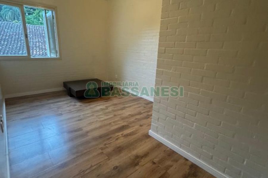 Sobrado Mobiliado com 105m², 2 dormitórios, 2 vagas, no bairro Santa Catarina em Caxias do Sul para Alugar